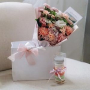 Kit floral com macarrons